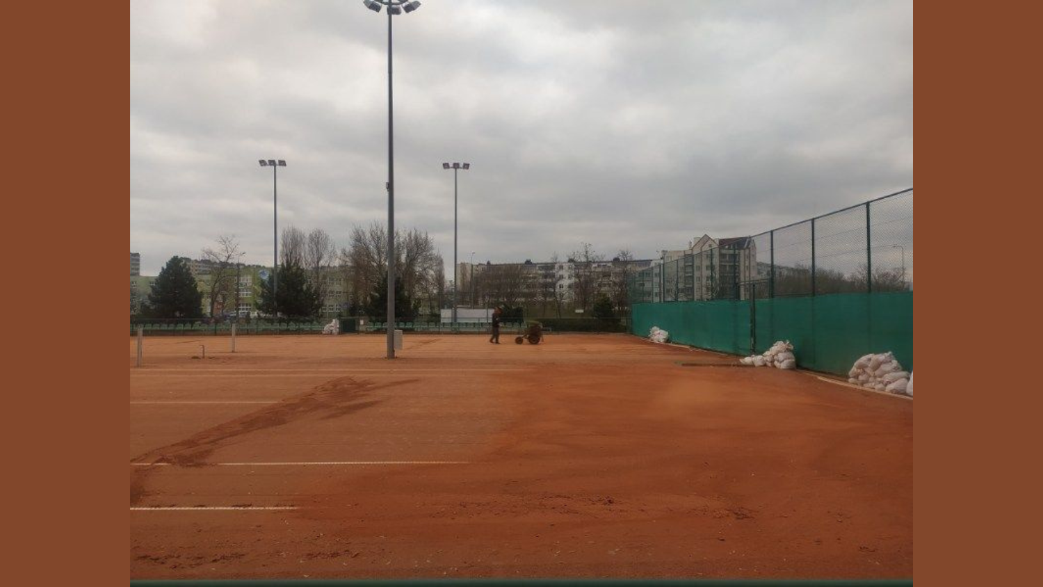 Przygotowania do Sezonu Letniego na Kortach Tenisowych Przy Skarpie